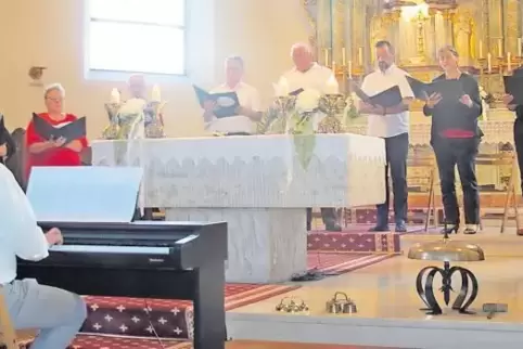 Das Frauen-Vokal-Ensemble „Cantabo“ mit Chorleiter Hans Jochen Kaube wurde verstärkt durch drei Männerstimmen von den Pirmasense