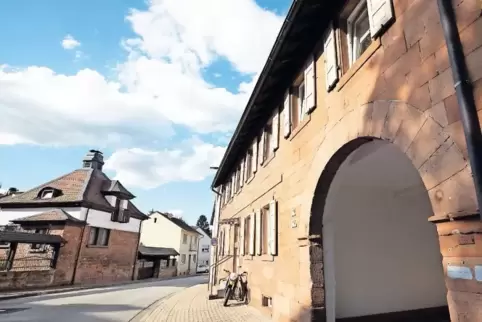 In diesem Gebäude in der Grünstadter Straße, dem ehemaligen Wirtshaus Halbgewachs, wurden die ersten Filme vorgeführt.