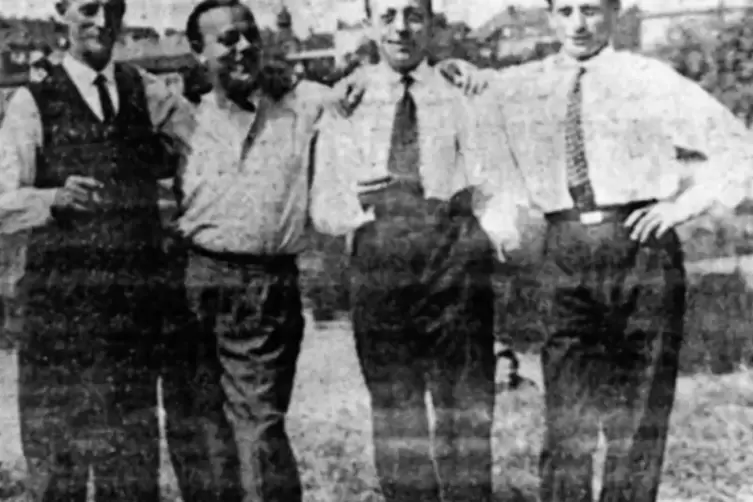 Lorenz Schweitzer mit seinen S&ouml;hnen Freddy, Jean und Heinrich (von links), die im Kino mithalfen.