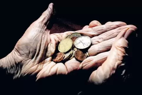 Bei einer Rentenerhöhung um 3,04 Euro droht Leichtsinn, befürchtet Anne Vogd und denkt darüber nach, mit dem Rauchen anzufangen.