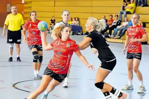 Laura Schwarz umläuft die überragende Dänin Christina Dahl Pedersen und erzielt eines ihrer sieben Tore für die FSG. Rechts: Jul