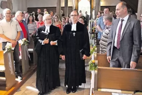 Als einen kritischen Mahner mit tiefer Bindung zu Gott beschreibt Dekan Dietmar Zoller (Mitte rechts) Pfarrer Dietmar Wenzel (Mi