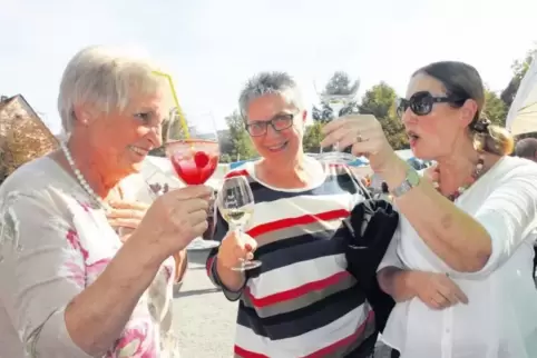 Die drei Hinterweidenthalerinnen (von links) Brigitte Uhrig, Sarina Frahry und Renate Duppré stoßen auf den Bauernmarkt an.