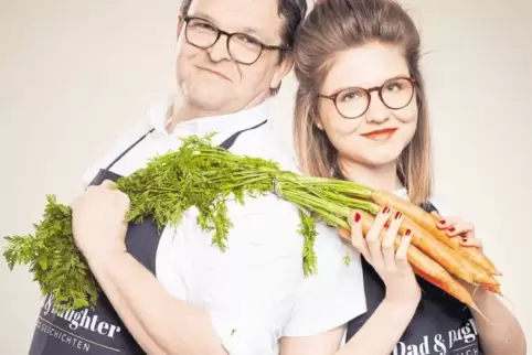 Sie entwerfen Rezepte, richten sie an und fotografieren die Köstlichkeiten fürs Netz: Julia und ihr Vater Christof Feith.