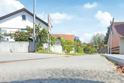 Eine holprige Angelegenheit und ein Problem für Autofahrer und Anwohner: der Bahnübergang an der Draisinenstrecke.