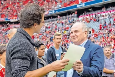Felix Kaiser mit Uli Hoeneß, dem Vorsitzenden des Kuratoriums der Dominik-Brunner-Stiftung, bei der Ehrung am Samstag in München