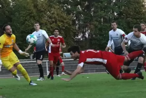 Das 1:0 für den FSV Offenbach: Christian Stamer mit Flugkopfball. Foto: van 