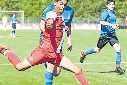 Hier schießt er das 1:0 für die U17 des 1. FCK in der Regionalliga-Partie gegen Eintracht Trier: Shakil Diallo.
