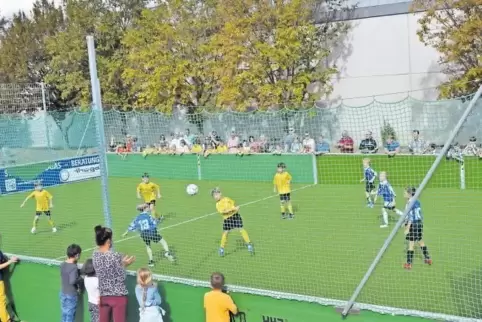 Gut besuchtes und unterhaltsames Spektakel: das Grundschul-Fußballturnier in Dannstadt. Im Bild: Die Partie der Gastgeber gegen 