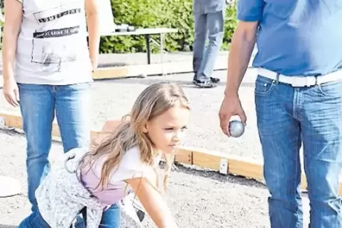 Hat sich als treffsicher erwiesen: Lioba Schröck wirft eine Boule-Kugel beim DJK.