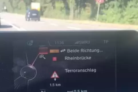Das eingebaute Autoradio warnt vor einem nicht vorhandenen Terroranschlag.  Foto: PRIVAT 