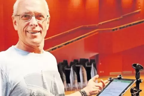 Bereit für sein Publikum: Der Maximiliansauer Kabarettist Roland Maier in der Festhalle.