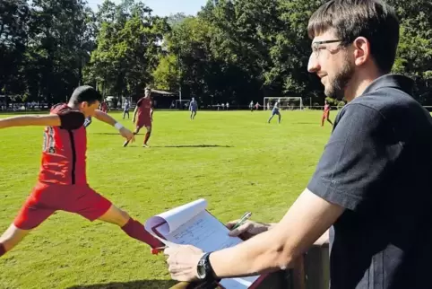 Thorsten Braun, hier als Schiedsrichter-Beoachter bei einem Landesliga-Spiel in Geinsheim, nennt die Situation zur Anzahl der Sc