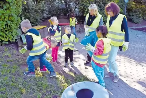 Die Schulanfänger aus der Kindertagesstätte Mörsch reinigten mit ihren Erzieherinnen Christina Braun und Martina Kutscher (recht