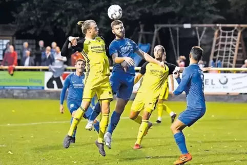 Ohne etatmäßige Innenverteidigung: Kevin Hoffmann (links in Gelb) und Kevin Schall im Spiel gegen TSV Gau-Odernheim.