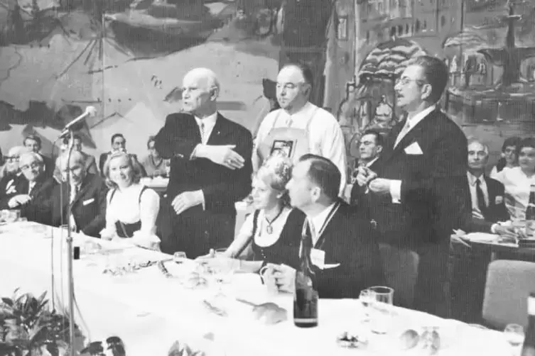 Große Pfalzweinprobe der Weinbruderschaft im Jahr 1968 im Neustadter Saalbau mit Leopold Reitz als Redner.