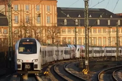 Der Regional-Express von Mannheim über Frankenthal nach Mainz fährt ab 2019 weiter bis nach Frankfurt.  Foto: Engbarth/frei 