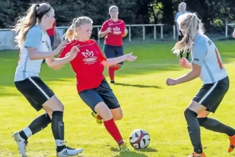 FFV-Neuzugang Lina Werner, Schützin des 3:1, wird von Darlen Werner und Lara Gercek in die Zange genommen.