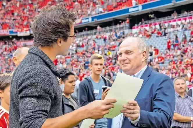 Vor großem Publikum: Felix Kaiser mit Uli Hoeneß, dem Vorsitzenden des Kuratoriums der Dominik-Brunner-Stiftung, bei der Ehrung Vor großem Publikum: Felix Kaiser mit Uli Hoeneß, dem Vorsitzenden des Kuratoriums der Dominik-Brunner-Stiftung, bei der Ehrung