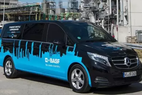 Auf dem Ludwigshafener BASF-Werksgelände ist bereits ein Standort-Shuttle unterwegs. Der Mercedes-Benz-Van fährt allerdings noch