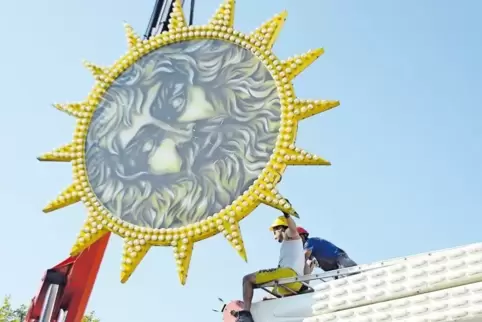Die Sonne für den Mittelpunkt des Riesenrads wird montiert.