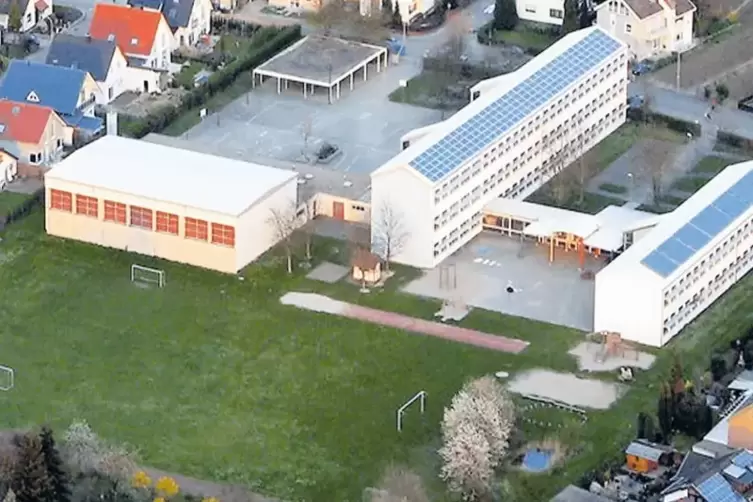 Standort an der Grundschule in Berghausen: Die neue Trainingshalle soll hinter die bestehende Turnhalle (links) auf die Grünfläc