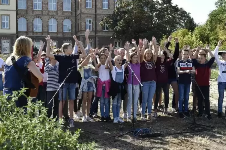 Vorfreude auf den Neubau: Schüler von Karolinen-Gymnasium und Pfalzinstitut beim Spatenstich auf dem Gelände zwischen den beiden