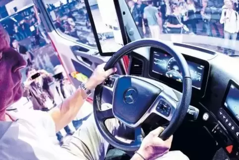 Hightech im Cockpit eines Actros: Daimler-Bereichsvorstand Stefan Buchner als Brummi-Kapitän gestern auf der IAA Nutzfahrzeuge.