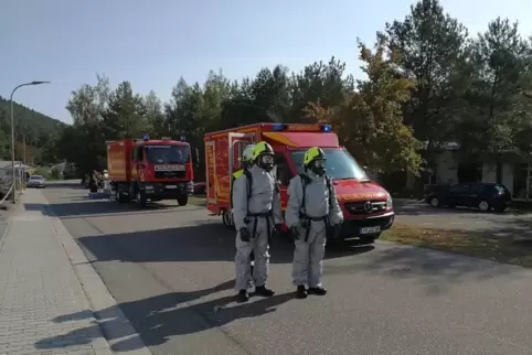 Mitglieder der Feuerwehr und des Gefahrenstoffzuges des Landkreises sind in Hauenstein vor Ort.  Foto: Buchholz 