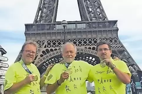 Mit Medaille und Freunden am Eiffelturm: Clemens G. Schnell.