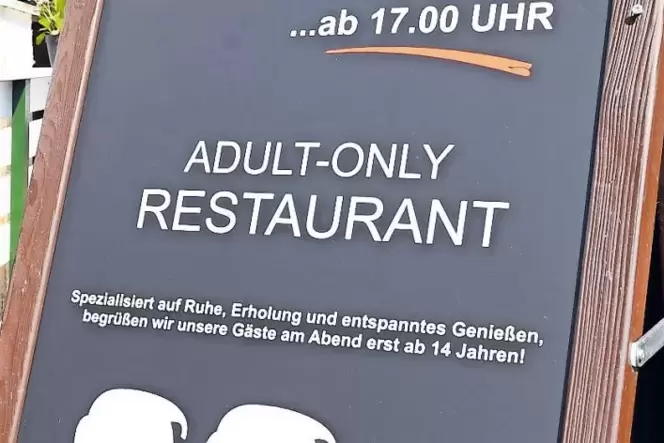 Stein des Anstoßes: Hinweis vor Restaurant auf der Insel Rügen. Stein des Anstoßes: Hinweis vor Restaurant auf der Insel Rügen.