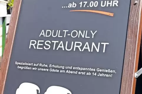 Stein des Anstoßes: Hinweis vor Restaurant auf der Insel Rügen.