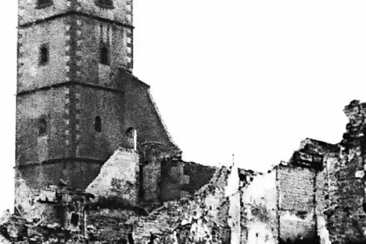 Nach dem 23. September 1943 in Schutt und Asche: die Bartholomäuskirche in der Kanalstraße. An dieser Stelle steht heute das Dat
