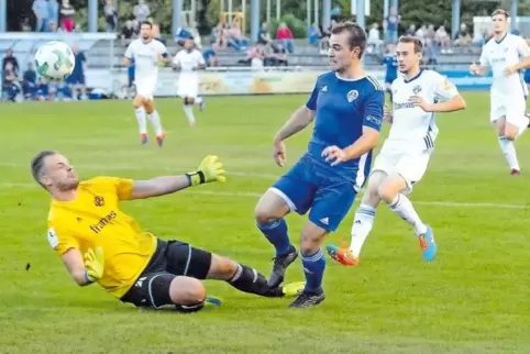 In der ersten halben Stunde war Viktoria Herxheim die etwas bessere Mannschaft. Hier wirft sich FKP-Keeper Daniel Kläs Christian