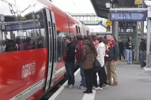 Am Bahnhof Wörth sei morgens am meisten los, meint Landrat Fritz Brechtel und hat zwei Stunden den Schienenverkehr beobachtet.  