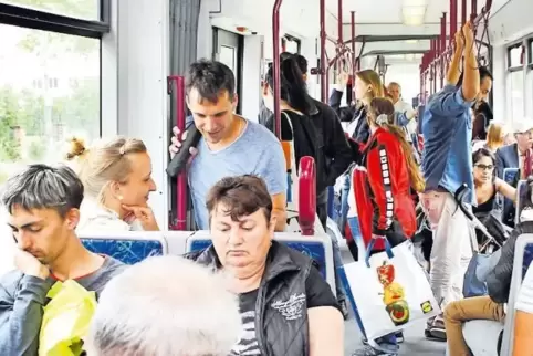 Manchmal müssen Fahrgäste auch stehen, wenn die Sitzplätze belegt sind, wie das Foto aus dem Jahr 2016 aus Mannheim zeigt.