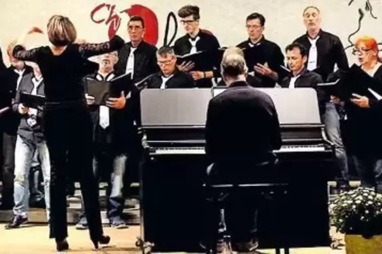 Die „Songsters” aus Leimen mit Dirigentin Anna Heber gaben bei „Ohrenschmaus”-Konzert in Clausen ihre sängerische Visitenkarte a