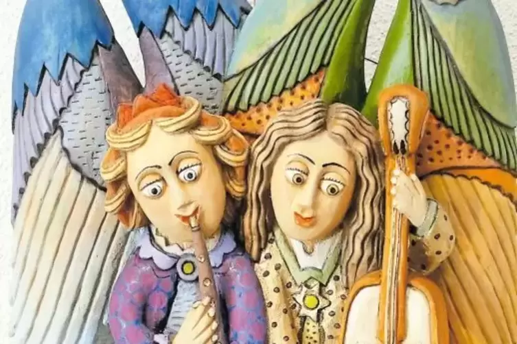 „Zwei Engel“, Figuren des polnischen Künstlers Eugeniusz Zegadlo aus bemaltem Lindholz, zu sehen im Zweibrücker Stadtmuseum.