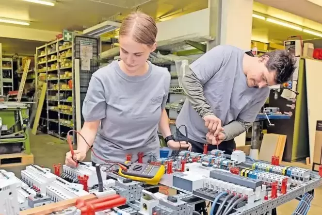 »Eigentlich war ein anderer Werdegang geplant«, sagt Matthias Paul (rechts). Er und Caroline Schollek (links) haben nach ihrem S »Eigentlich war ein anderer Werdegang geplant«, sagt Matthias Paul (rechts). Er und Caroline Schollek (links) haben nach ihrem S