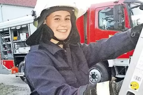 Anna Hüther und ihre Kollegen übten einen Feuerwehreinsatz mit tragbarer Leiter.