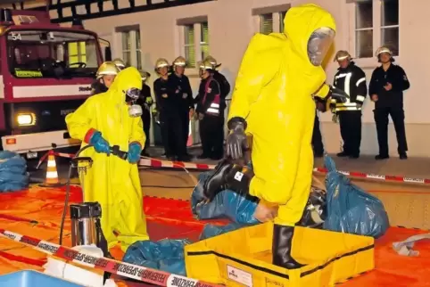 In schwerer Montur: Feuerwehrleute in Schutzkleidung.