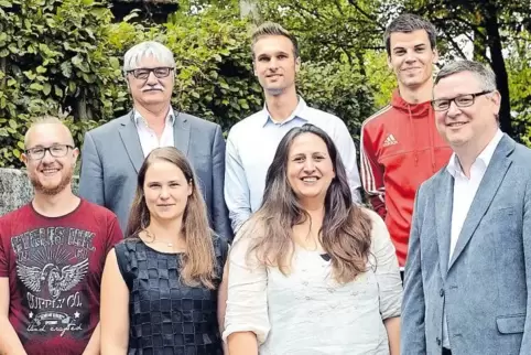 Die „Neuen“ am Wilhelm-Erb-Gymnasium, hintere Reihe von links: Schulleiter Ralf Schäfer, André Fink, Jeremias Raab. Vorne: Denny