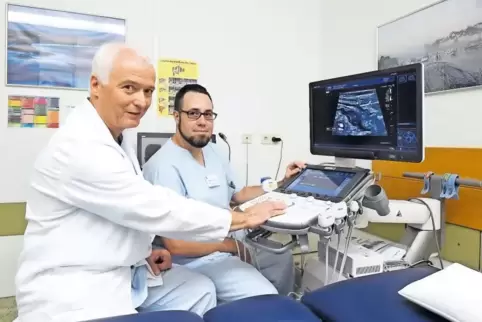 Schauen sich auf dem Ultraschallgerät alles genau an: Chefarzt Dr. Hans-Jörg Meier-Willersen (links) und Sebastian Fischer, Leit