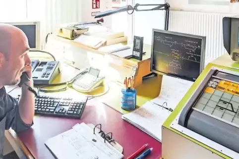 Ständig ist Sascha Föhst mit den Zugführern verbunden. Am Computerbildschirm werden die Streckenabschnitte in weiß, rot und grün