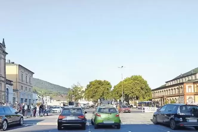 Bahnhof links, Saalbau rechts: Ein weiteres Gebäude in Höhe des Saalbaus soll den Platz künftig »einrahmen« helfen. Bahnhof links, Saalbau rechts: Ein weiteres Gebäude in Höhe des Saalbaus soll den Platz künftig »einrahmen« helfen.