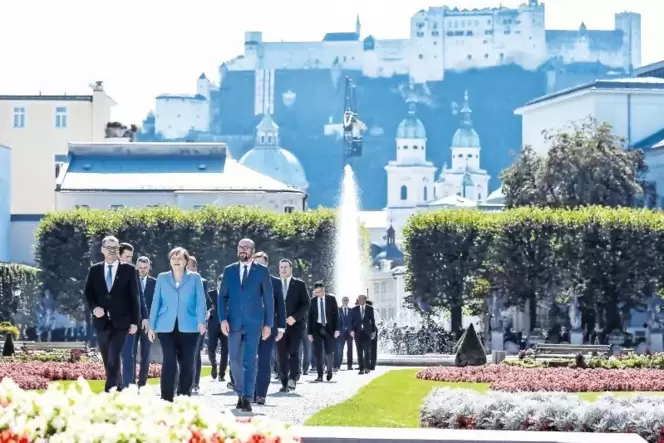 Angela Merkel geht voran: die Gipfelteilnehmer vor der Kulisse der Festung Hohensalzburg auf dem Weg zum Gruppenfoto.
