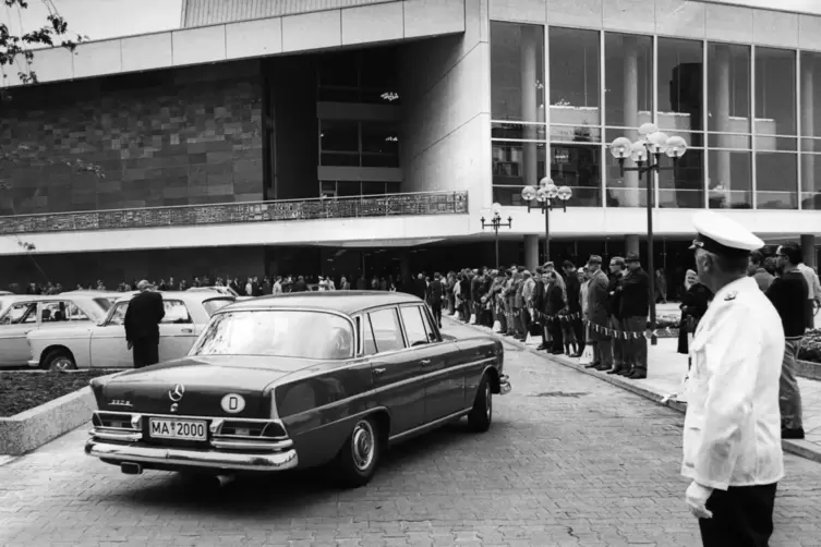 1968_Eroeffnungsfeier_Ankunft003_300.jpg
