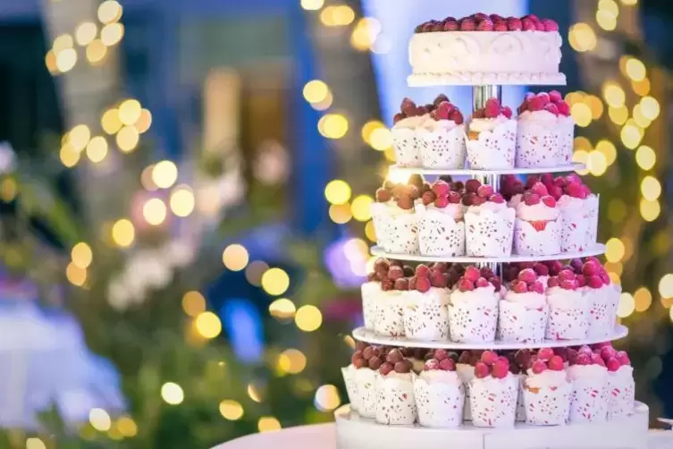 Kleine Törtchen, große Torte: Eine Idee, wie sie auf der Messe „Cake Sensation“ in der Saarlandhalle zu sehen ist. Foto: KittiTa