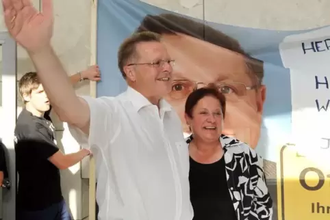 Strahlender Sieger: Otto Reiland im Jahr 2014, nachdem er zum Bürgermeister der neuen Verbandsgemeinde Rheinauen gewählt wurde. 