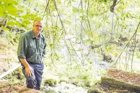 Manfred Schary macht den Vorschlag, ehemalige Gewässer auf Hinterweidenthaler Gemarkung zu reaktivieren, wie hier am Eingang zur